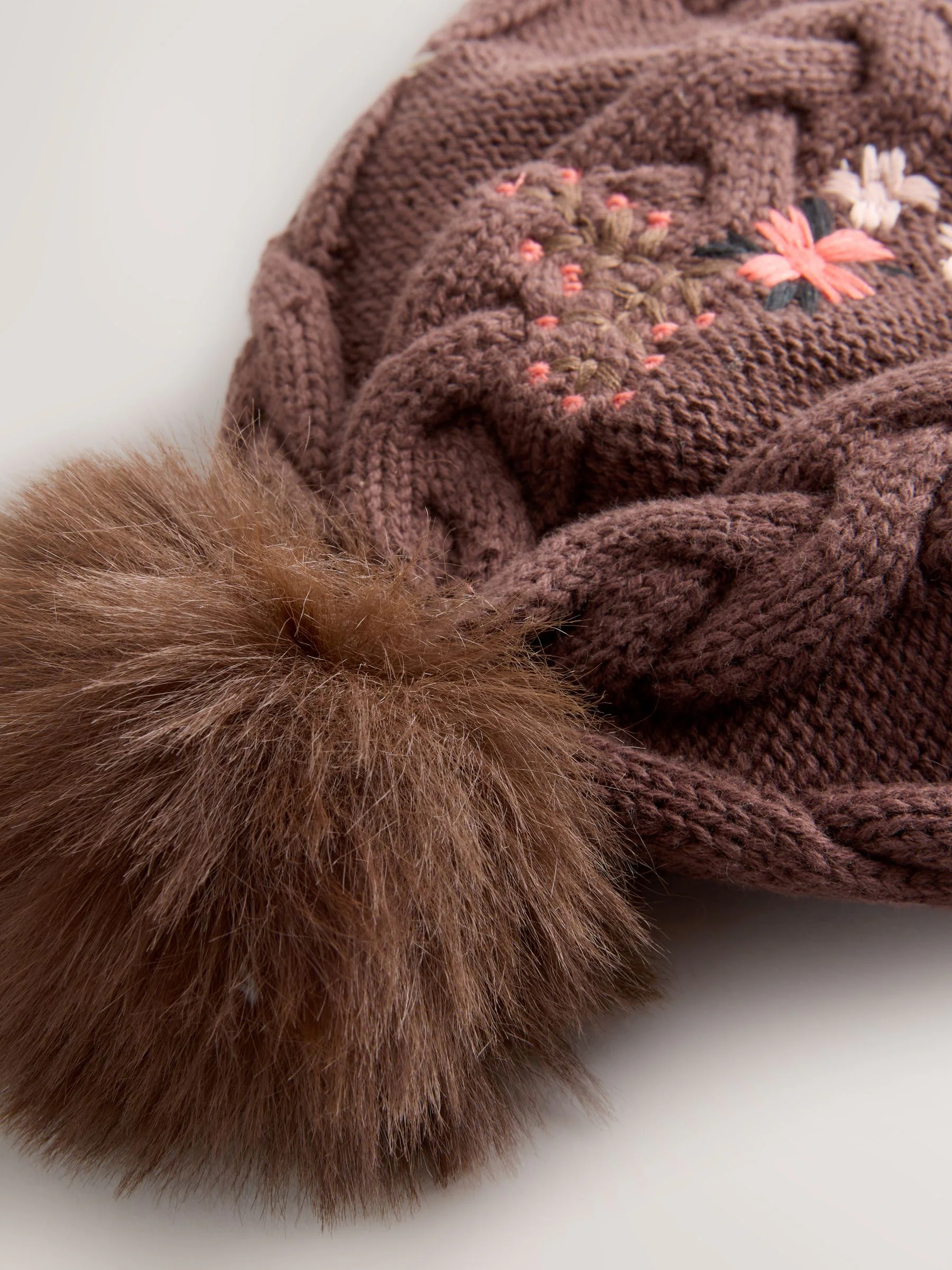 Bruin - Baby muts met geborduurde bloemen en pompon (0mnd-2jr)