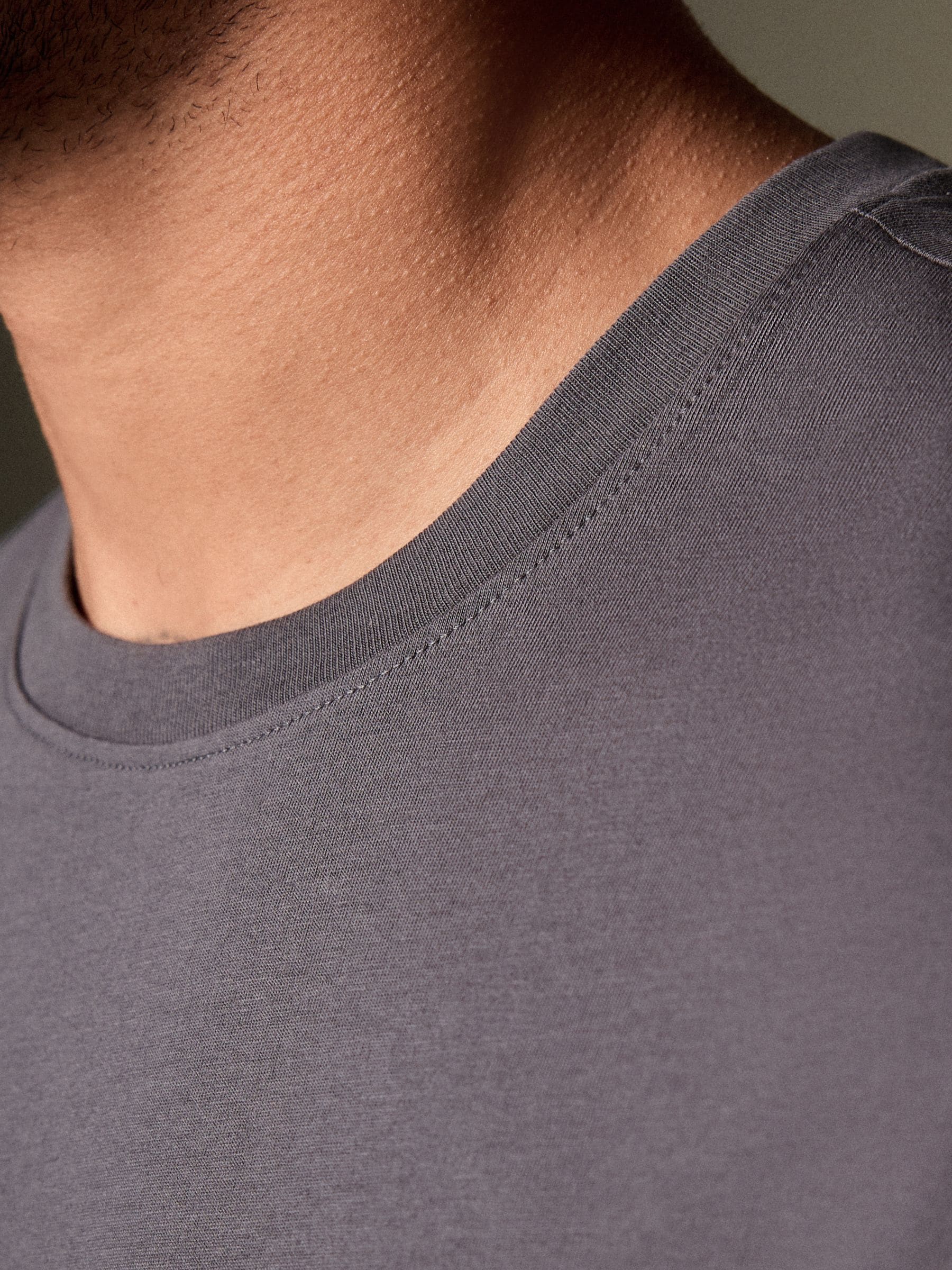 Leisteengrijs - Slim Fit - Essentieel katoenen T-shirt met ronde hals