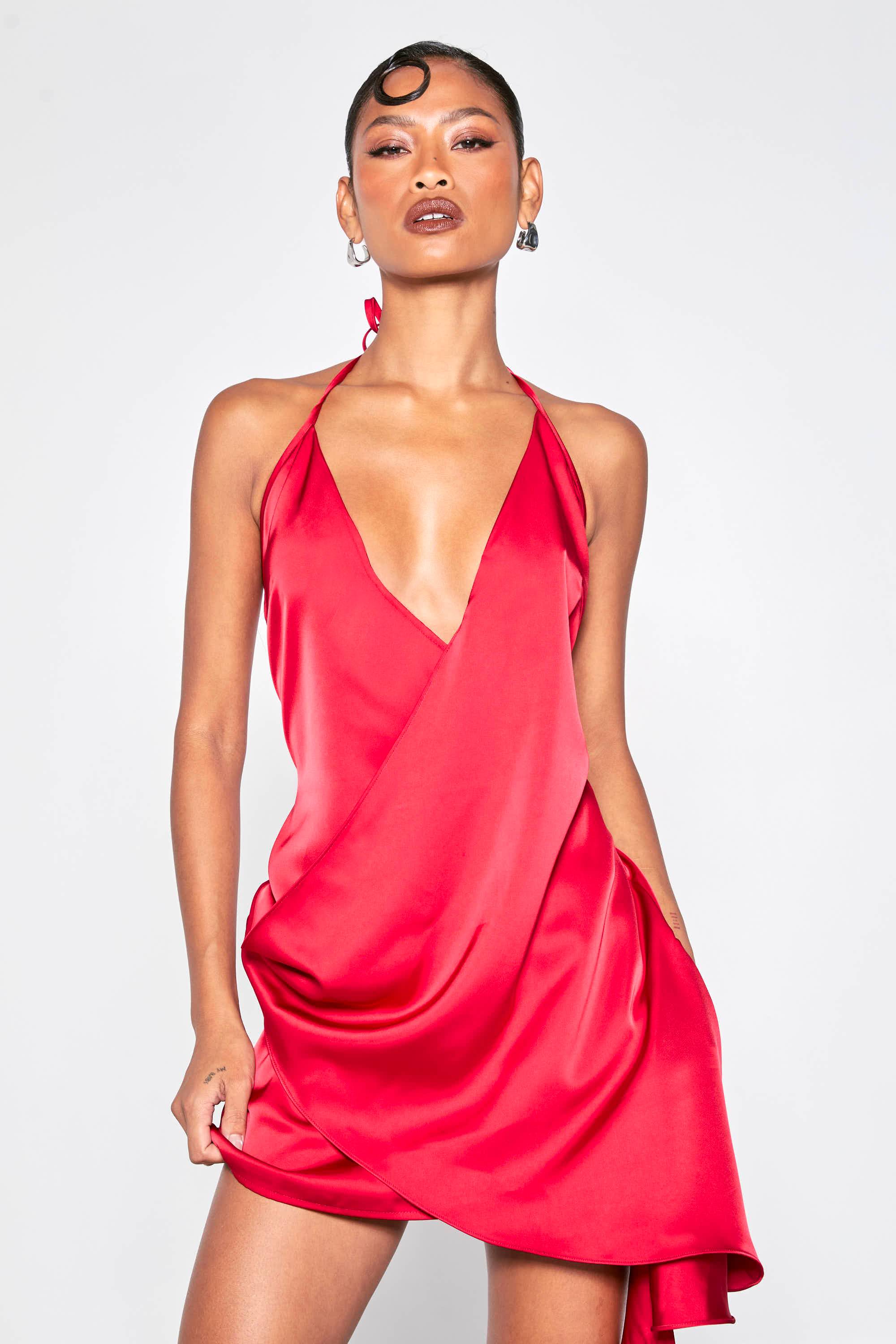 boohoo Robe Mini en Satin à Devant Croisé avec Détails de Volants