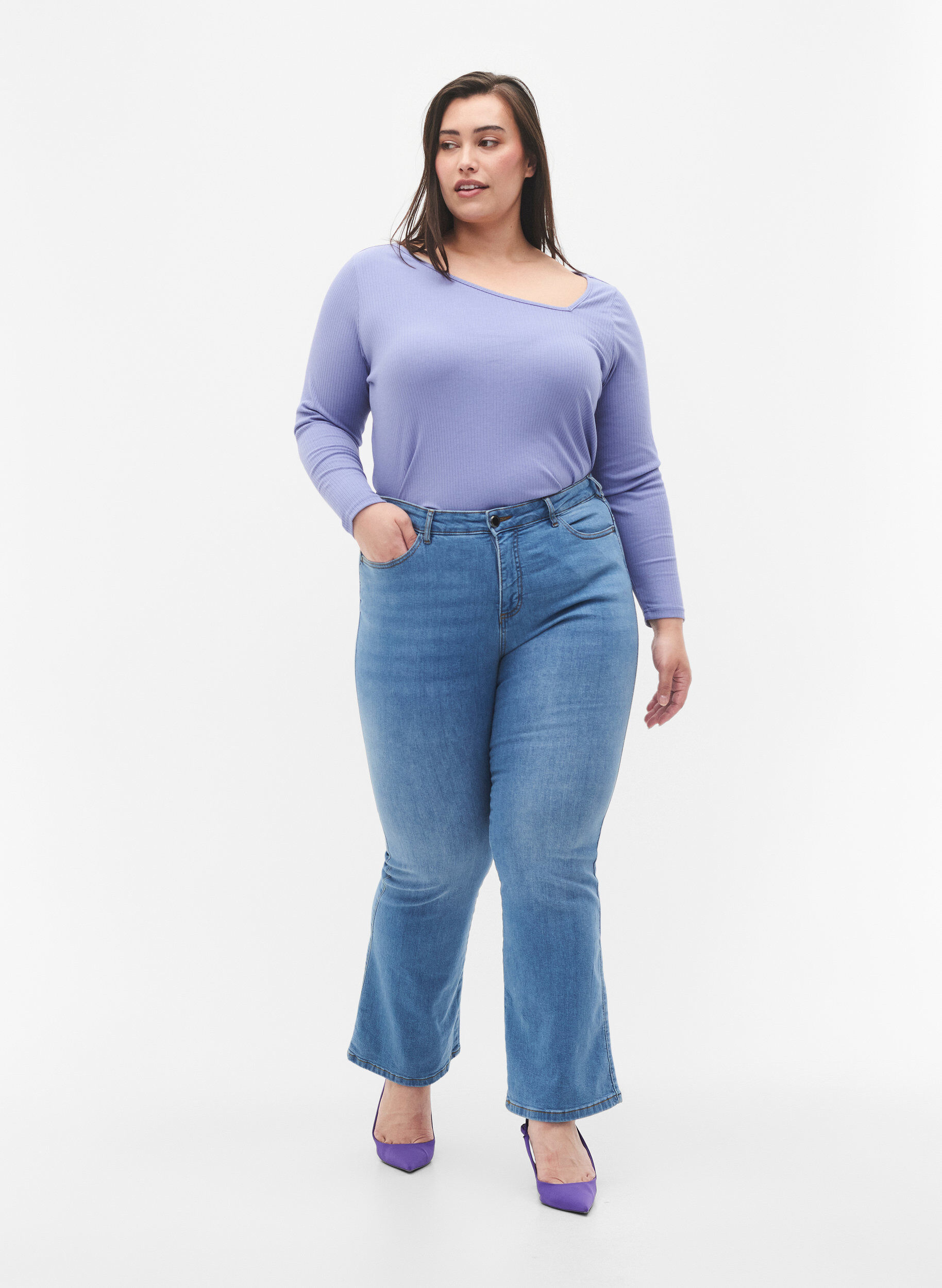 Langærmet t-shirt med asymmetrisk udskæring