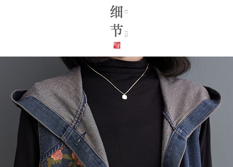 Shinobu - Gewassen denim lang vest met capuchon en bloemenprint