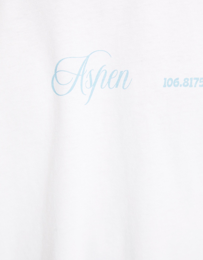 Camiseta de manga curta com modelagem quadrada e estampa bordada