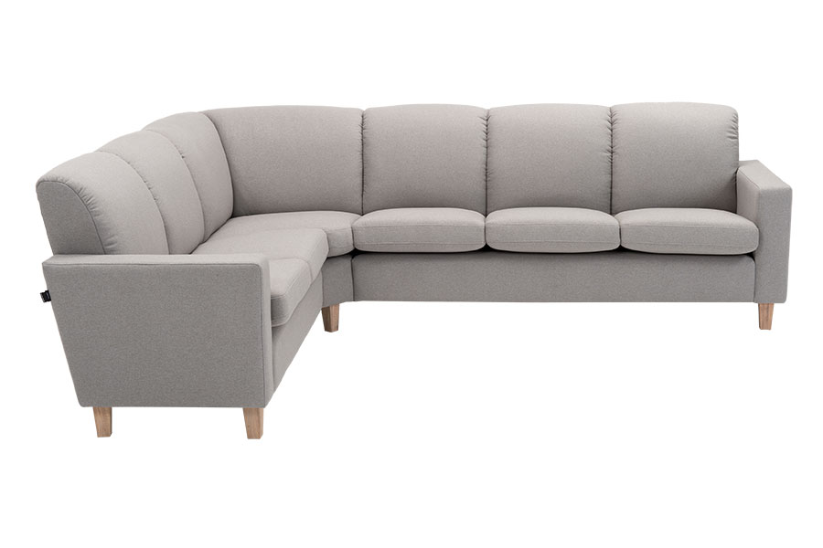 Moduli hjørnesofa 2- og 3-seter. I tekstil Whisper Grey med rygg uten søm, arm 4 og hvitoljede eikeben.