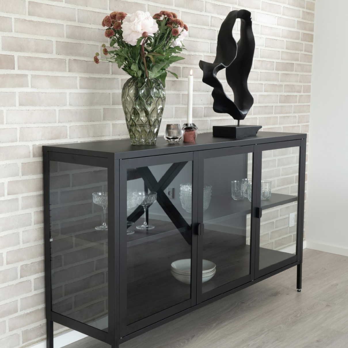 Metalen vitrinekast Dagmar Dagmar metalen vitrinekast zwart - 40 x 140 cm