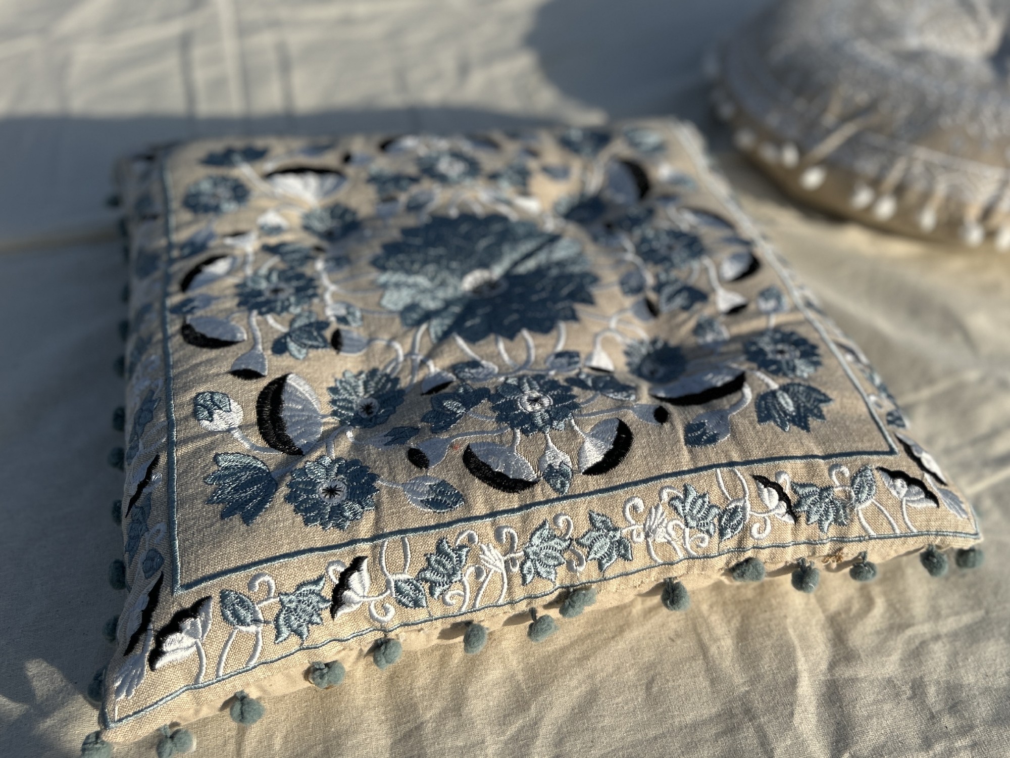 Besticktes Sitzkissen, beige, blau-weiß, B 40 cm, L 40 cm, H 5 cm von fischer's lagerhaus