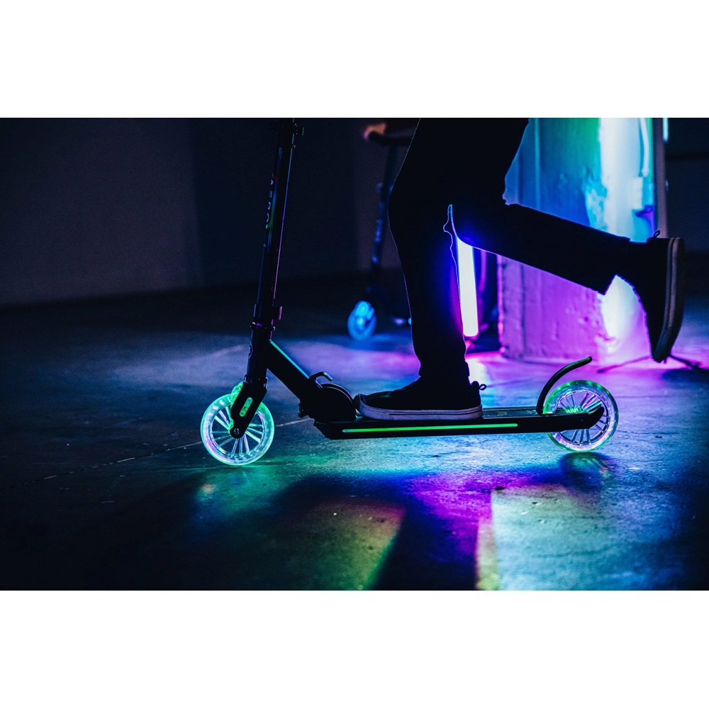 Aero C3 Scooter mit dynamischer RGB-Beleuchtung