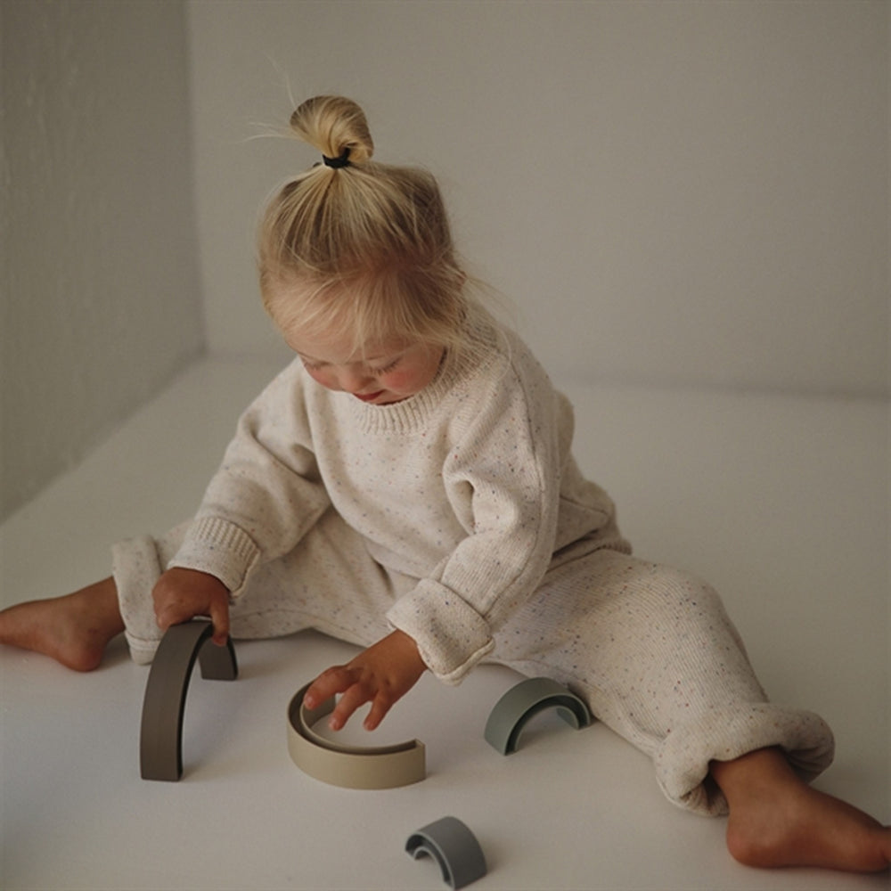 Regnbue Stabletårn Hillside - Mushie → Luksusbaby.dk
