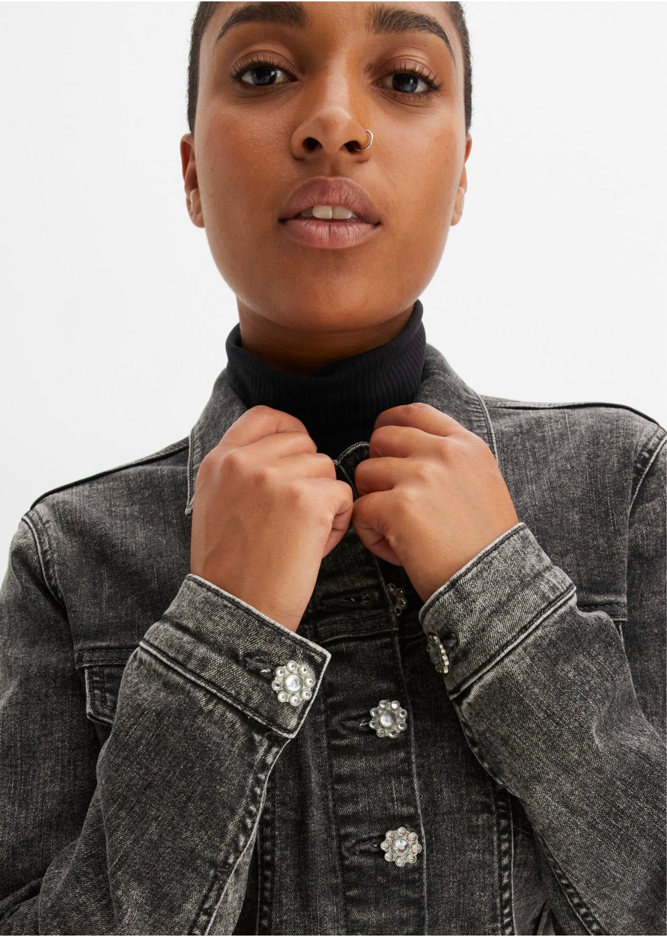 Veste en jean avec boutons bijoux