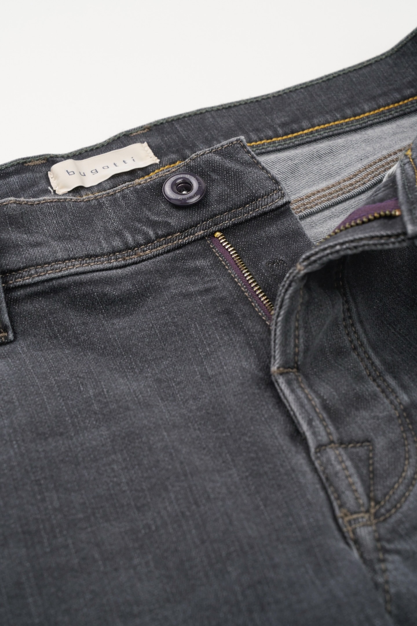 bugatti 5-Pocket-Jeans , mit dezenter Waschung