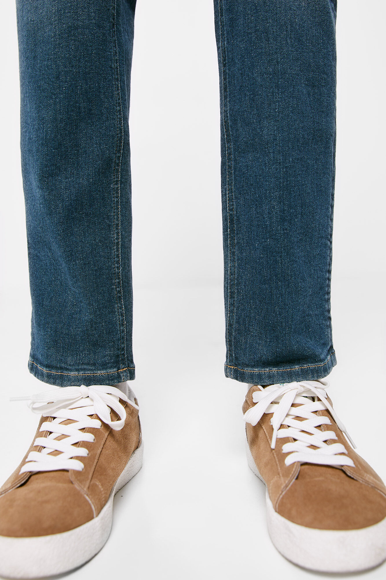 Calça jeans slim, azul-esverdeada clara, lavagem média escura.