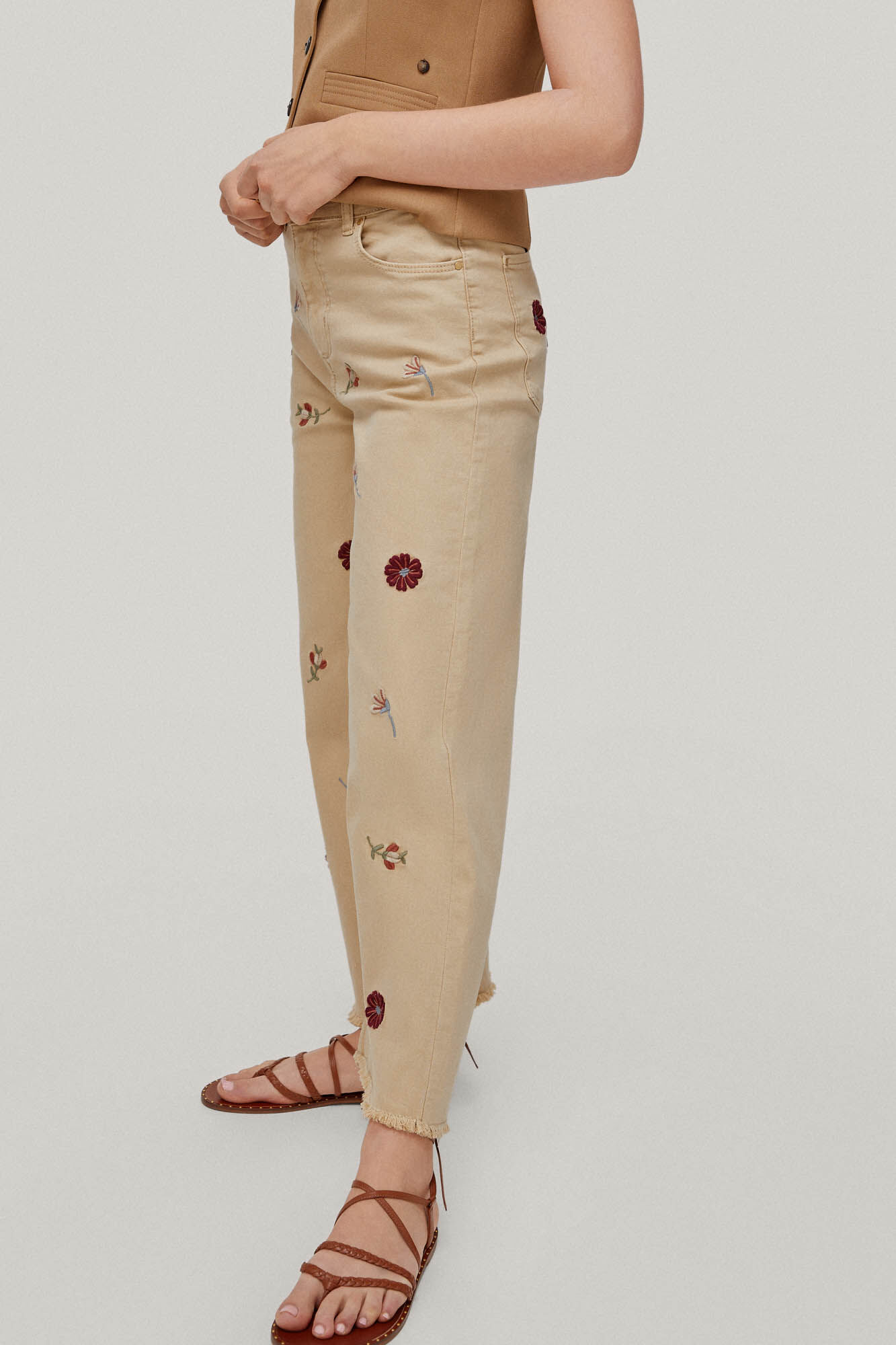 Calça jeans cropped flare com 5 bolsos bordados - Bege