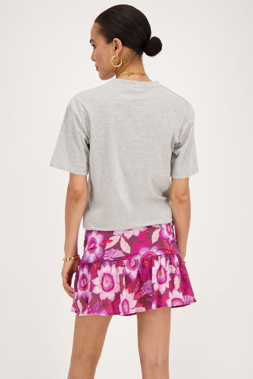 Bruine skort met plooien en roze bloemenprint