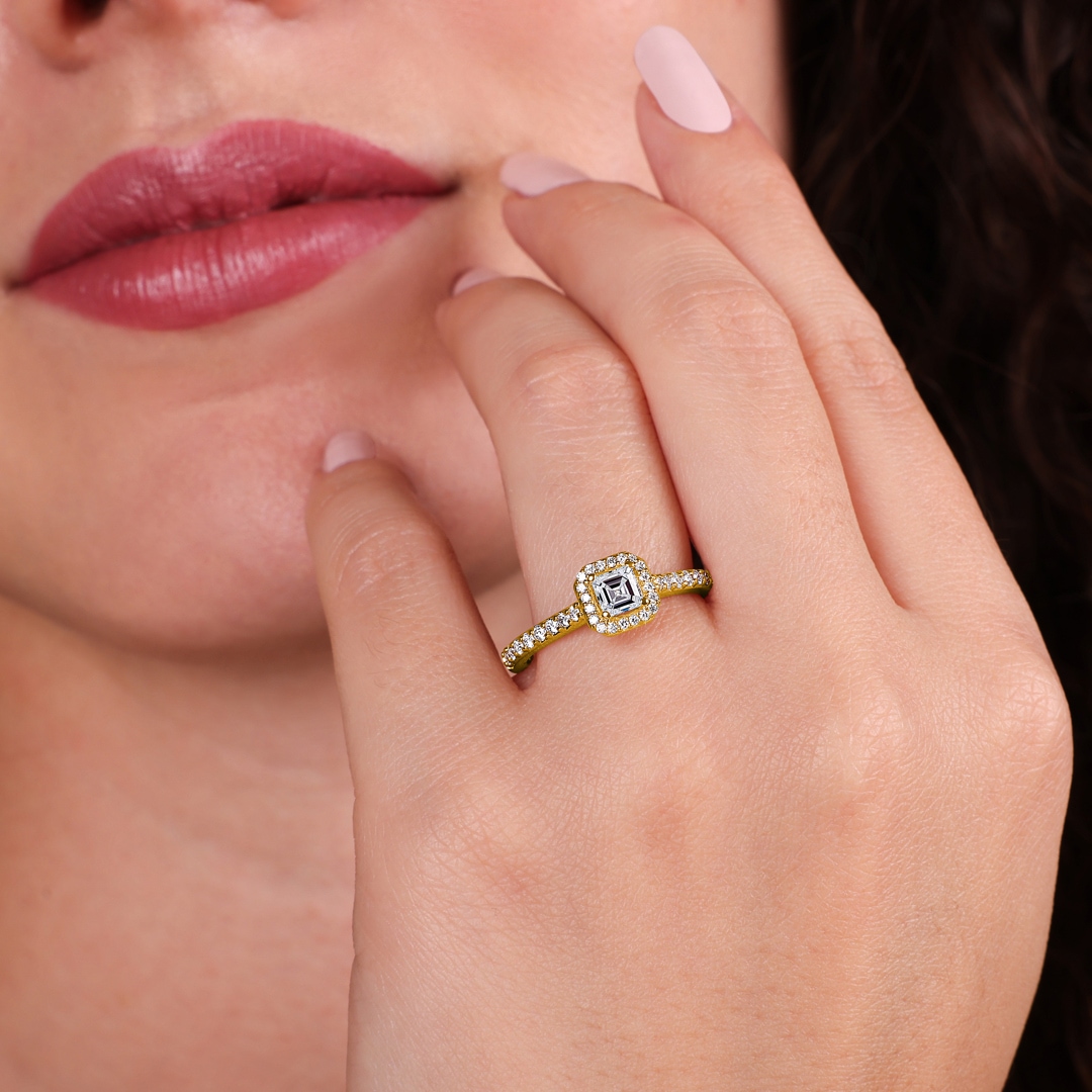 Asscher Halo Diamantring 750/18 K Gelbgold 0.62 ct G/si