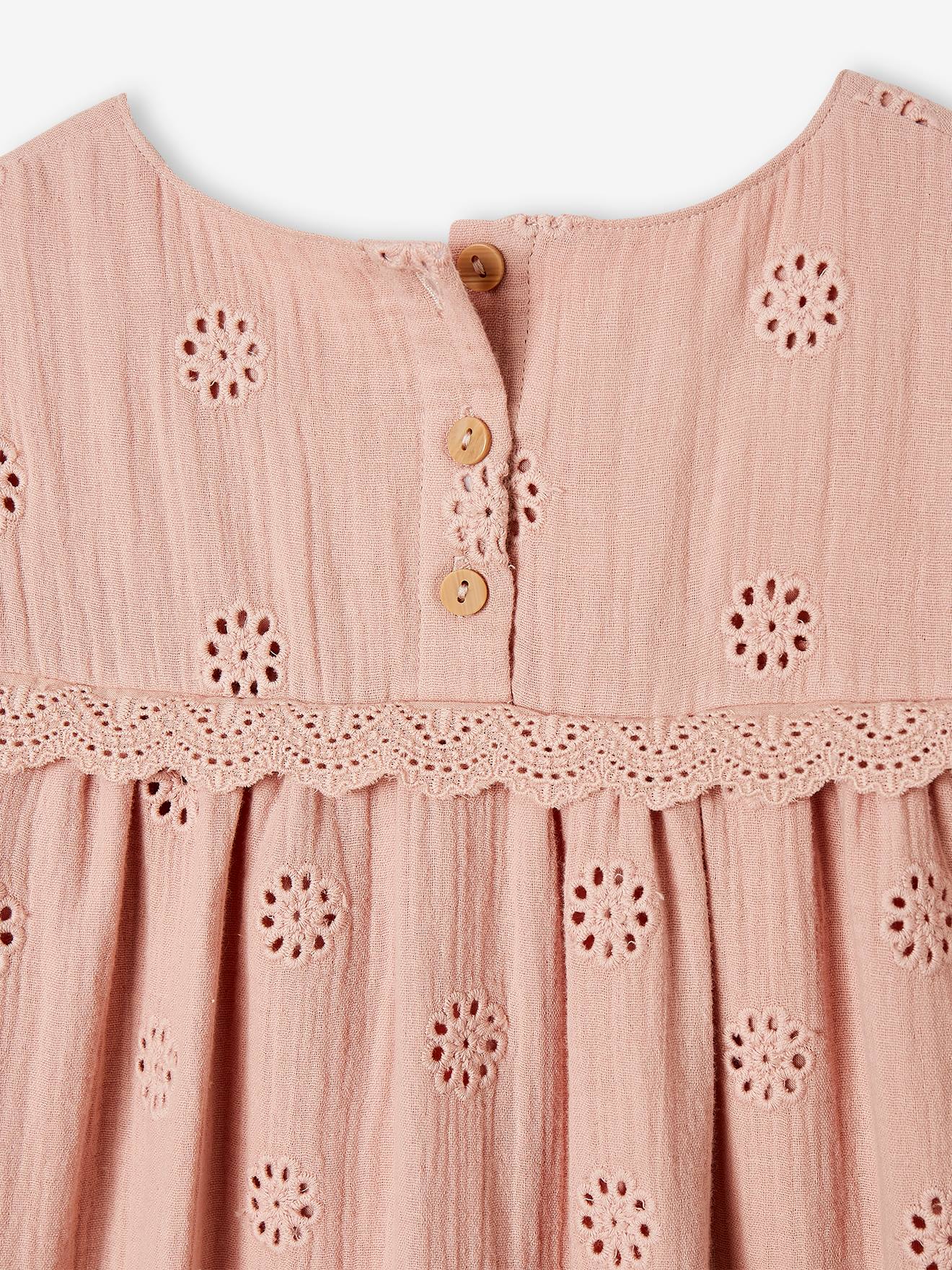 Vestido infantil em chiffon de algodão azul claro com bordado floral.