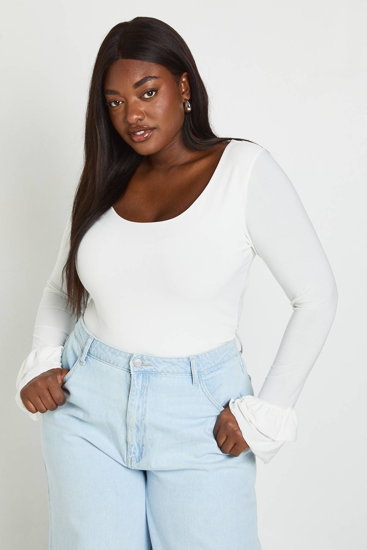 boohoo Haut Grande Taille À Encolure Dégagée Et Manches À Volants