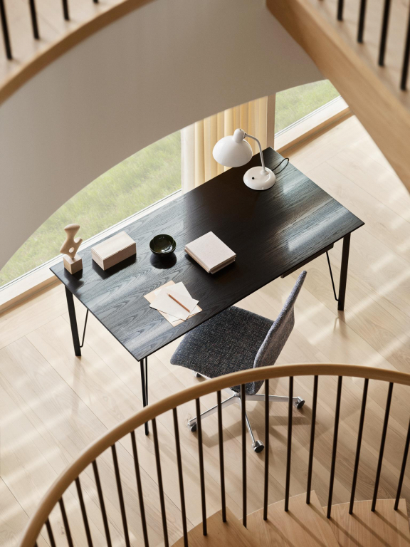 Fritz Hansen FH3605 bureau verchroomd onderstel walnoot