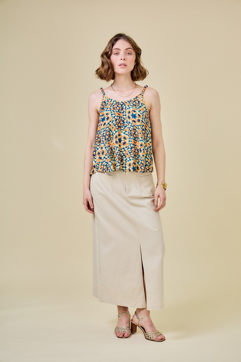 ATÉ BREVE<br>Blusa com estampa floral, decote redondo e alças finas