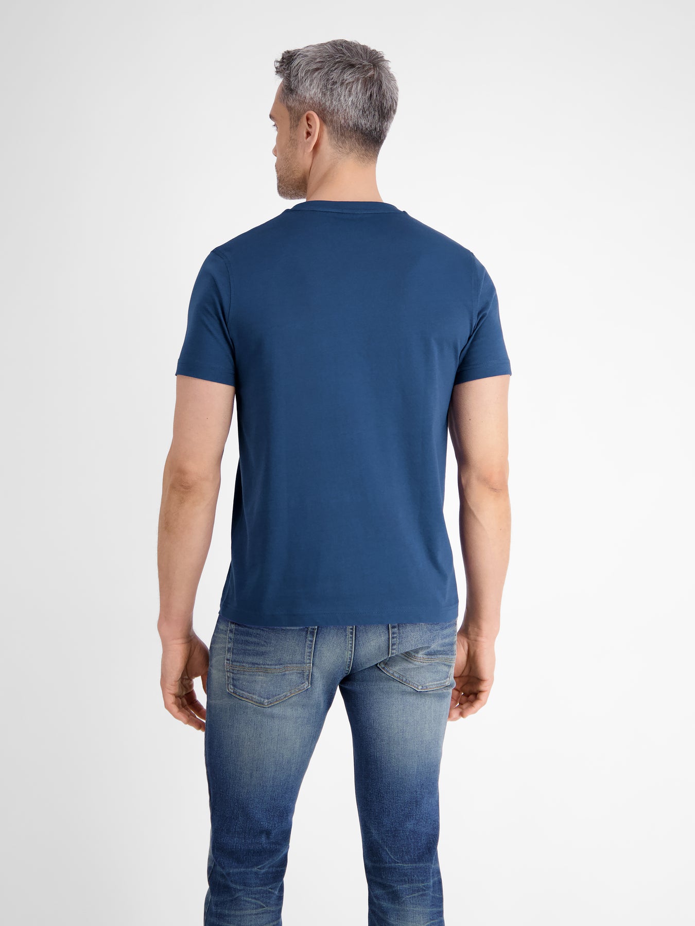Basic T-Shirt mit Logostitck, unifarben