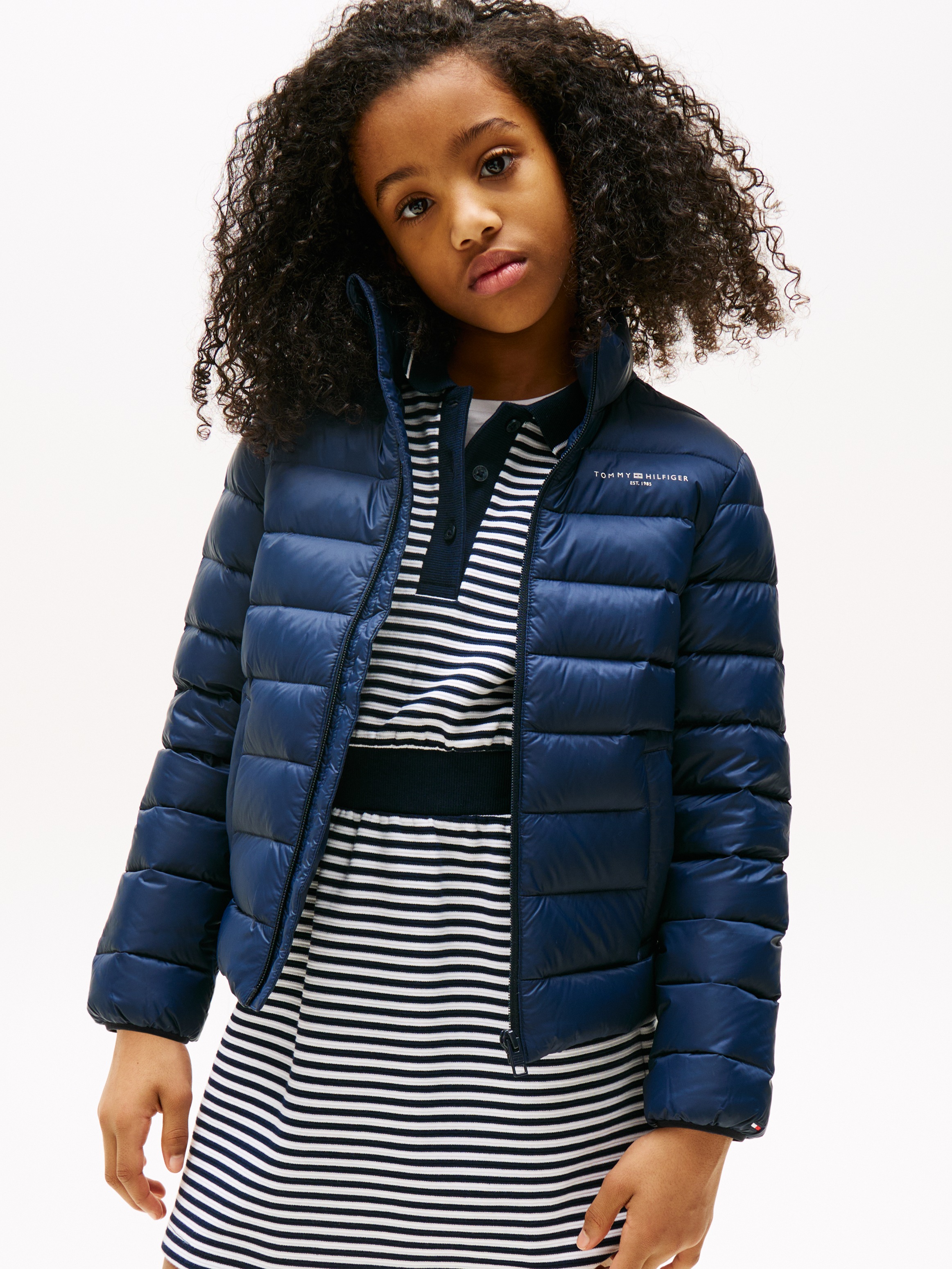 Tommy Hilfiger Steppjacke »ESSENTIAL LIGHT DOWN JACKET« für Kinder bis 16 Jahre, Logodruck auf der Brust