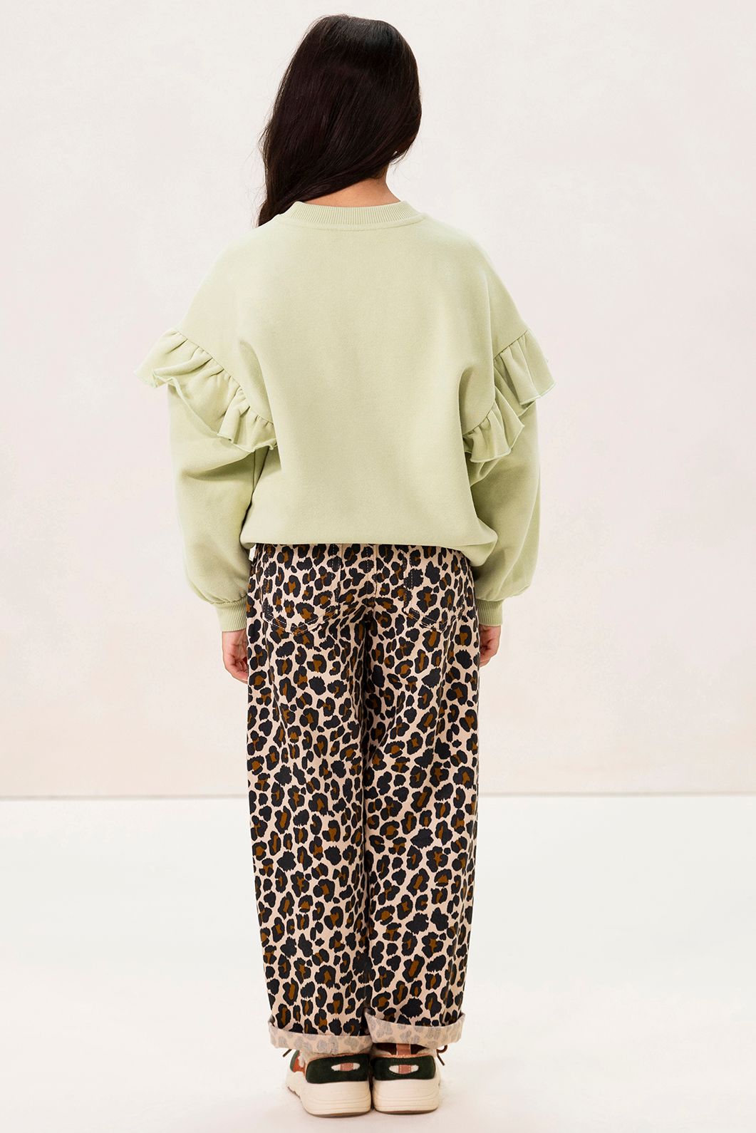 Lichtgroene oversized sweater met ruffles en smiley patch