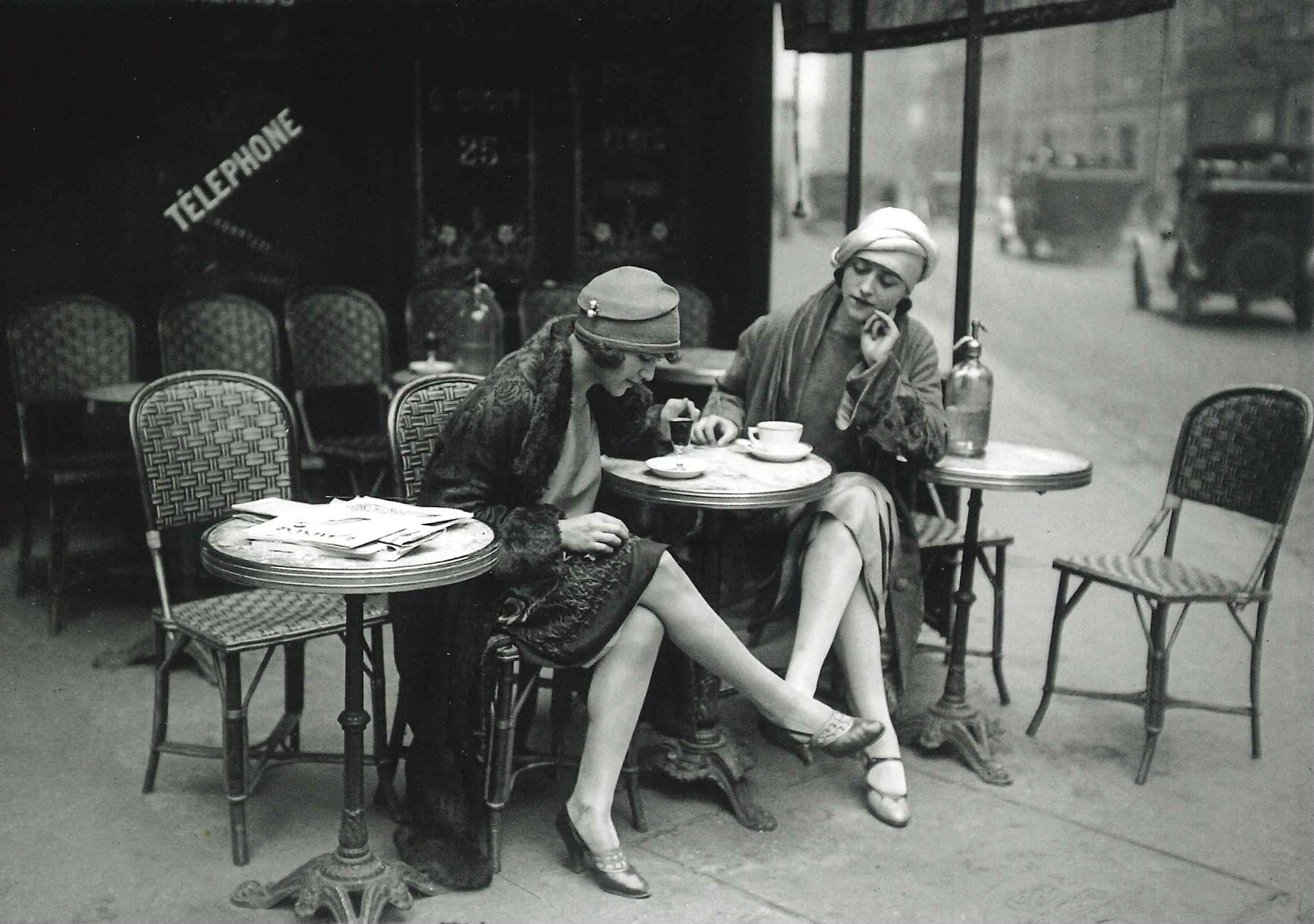 Postkarte 'Women outside a café, Paris 1925' günstig bestellen