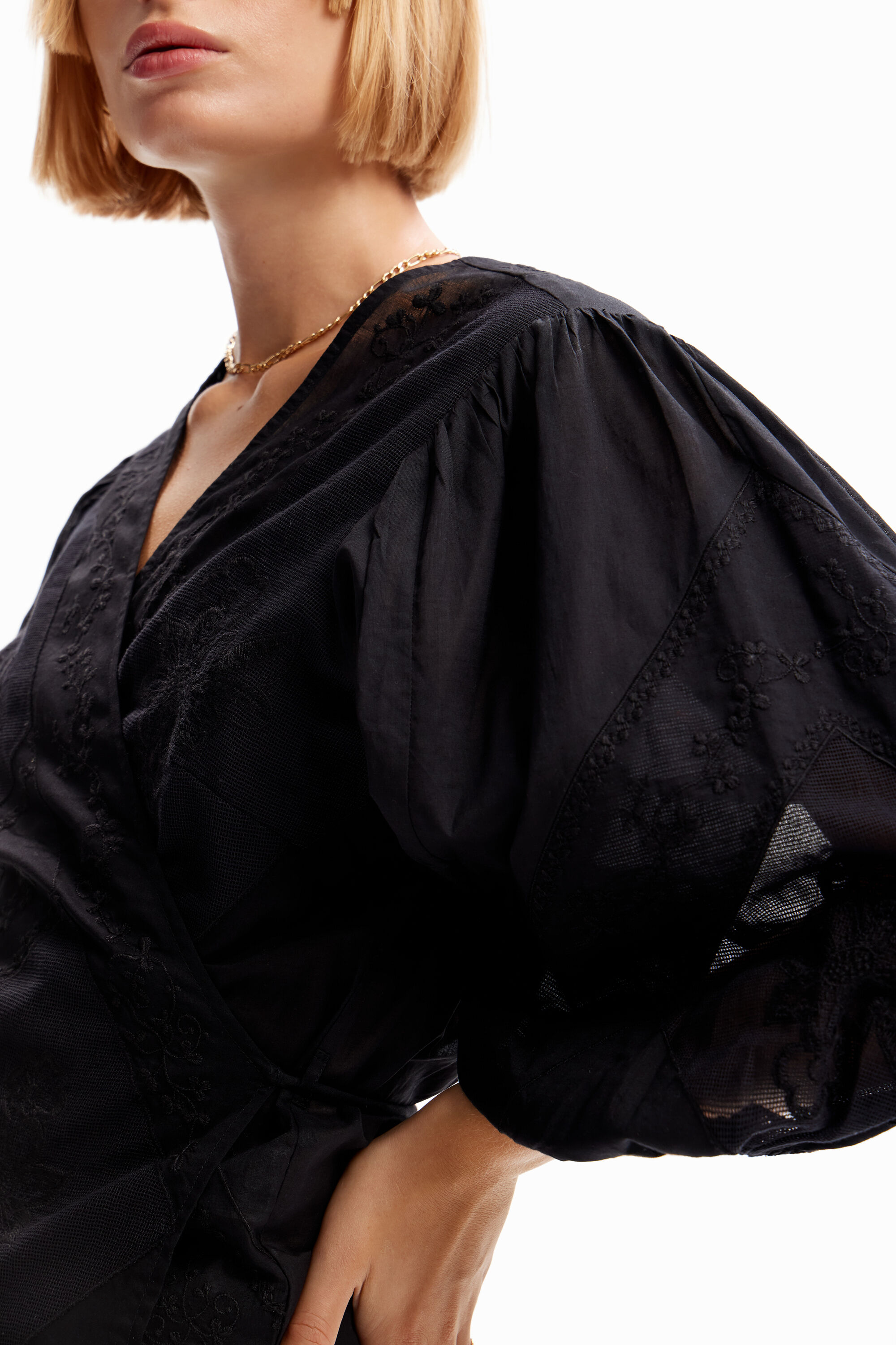 Blouse croisée brodée
