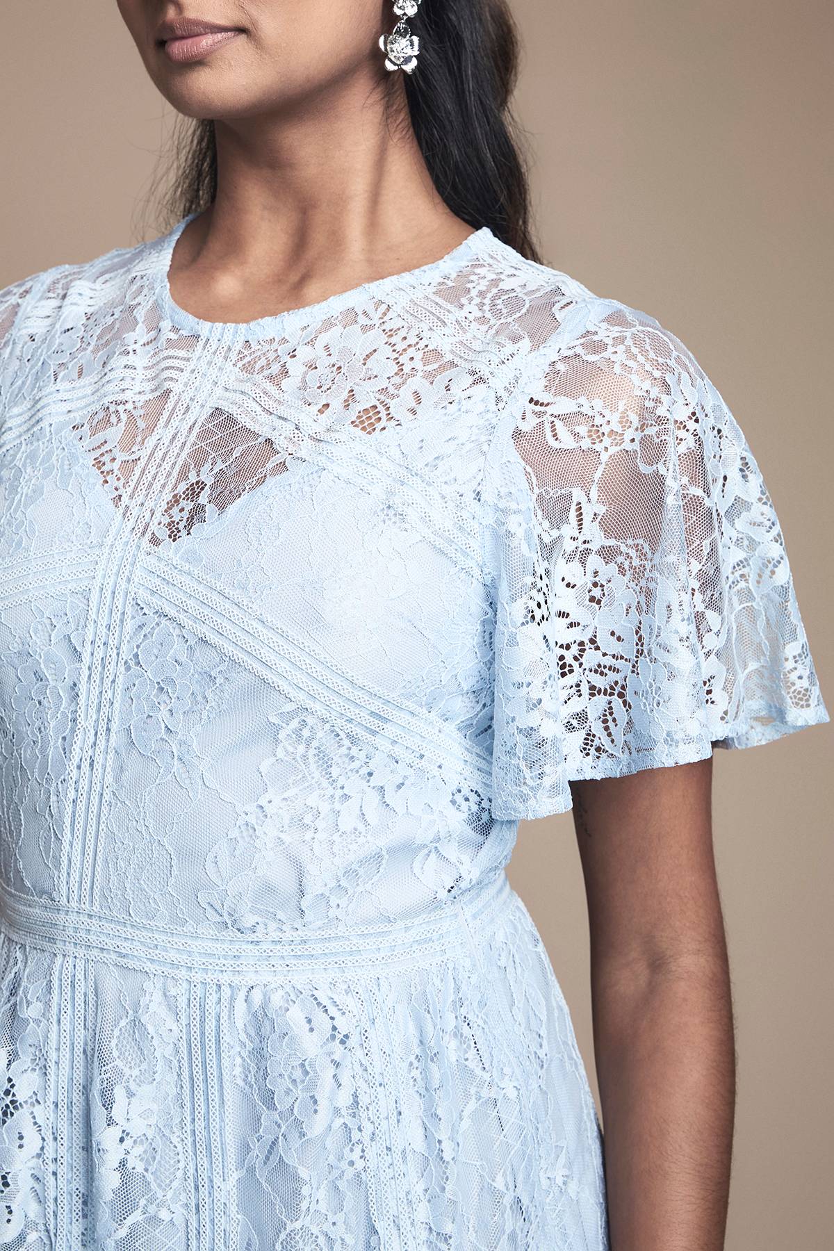 Oasis Robe de Demoiselle d'Honneur en Dentelle à Manches Évasées