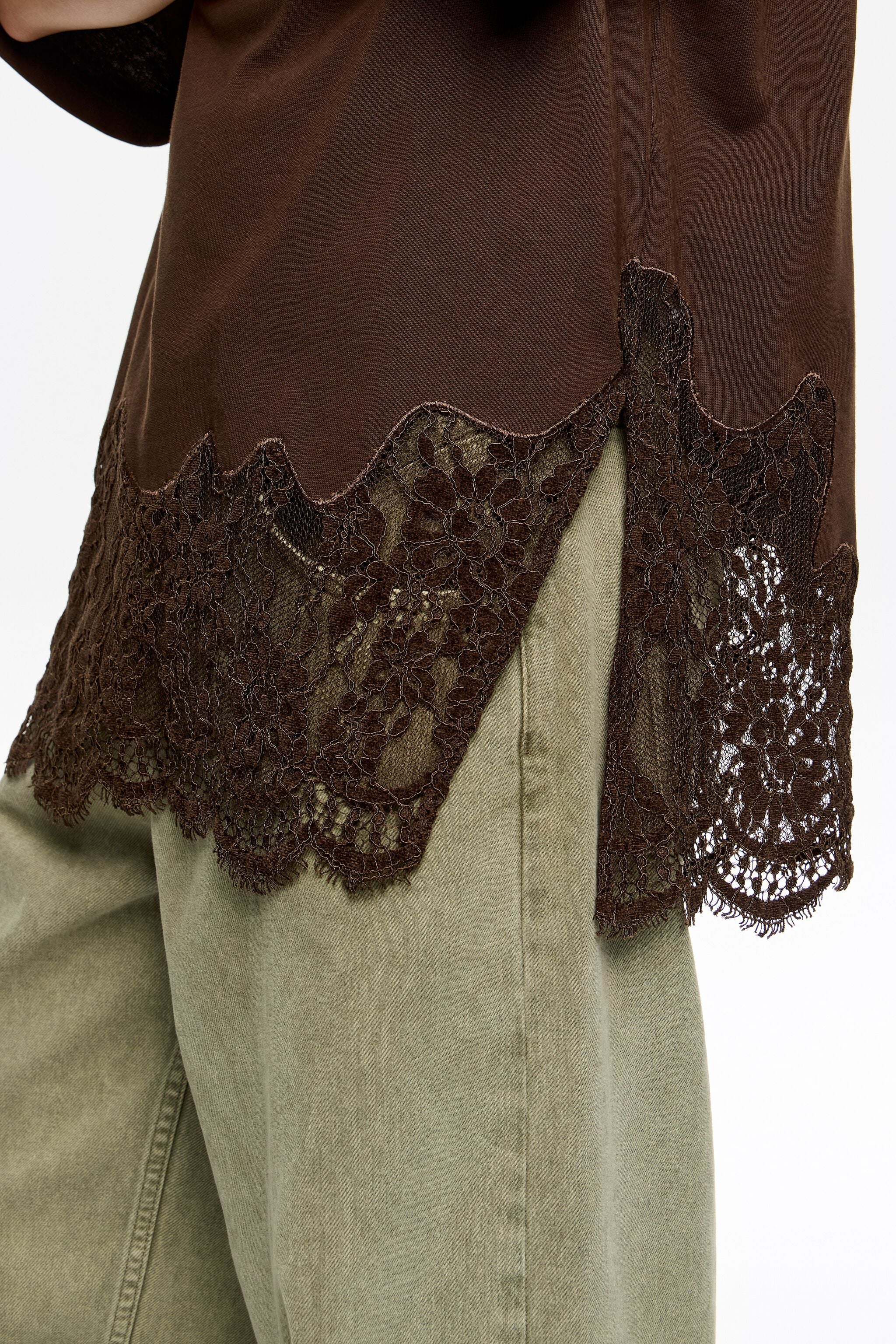 Camiseta oversized marrom escura com detalhes em renda