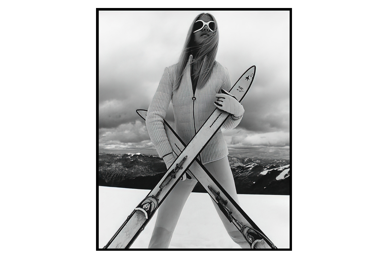 Skiing bilde III Sort-hvit fotoprint med sort ramme. 40x50 cm
