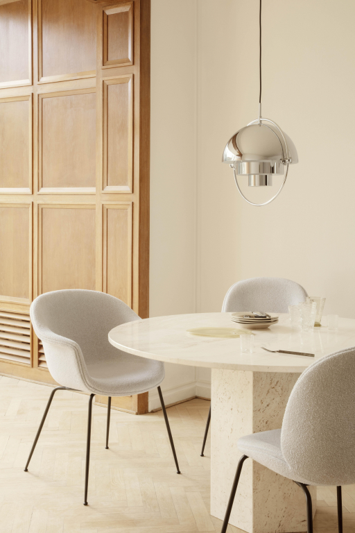 Gubi Bat eetkamersstoel gestof. zwart hot madison 495