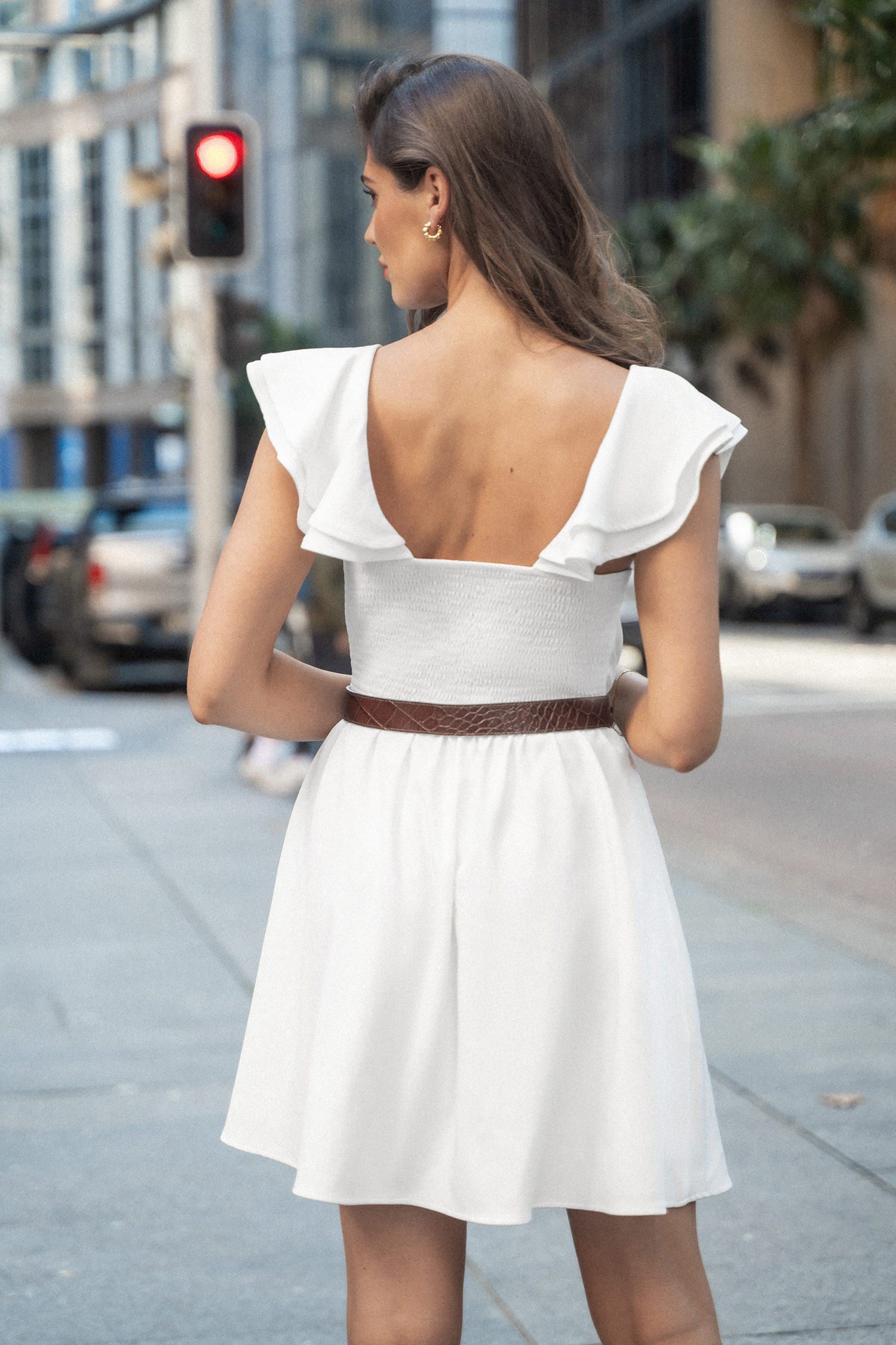 Robe mini à col en V et volants blanche