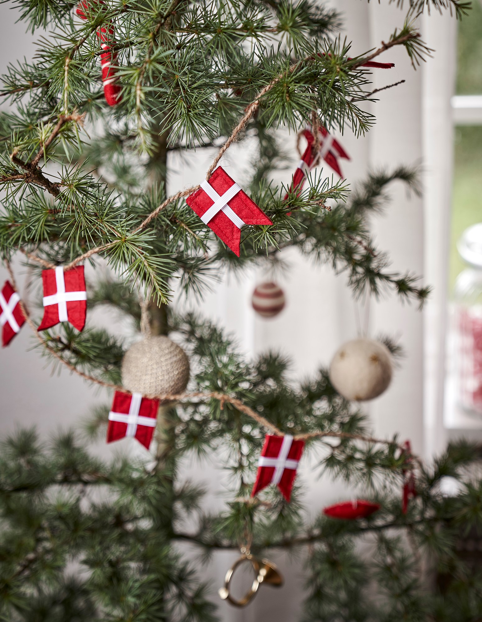 Flagranke med Dannebrogsflag | Filt. 5.5 x 200 cm. 10 flag.  | Red