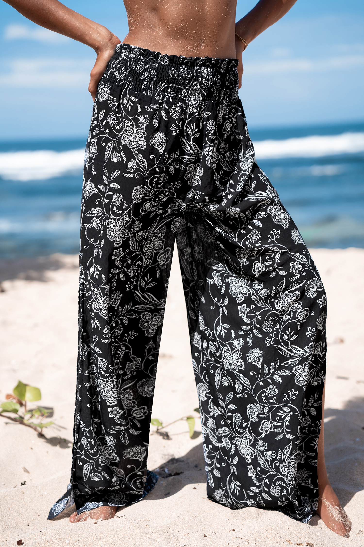Pantalon cover up fleuri avec taille à smocks noir