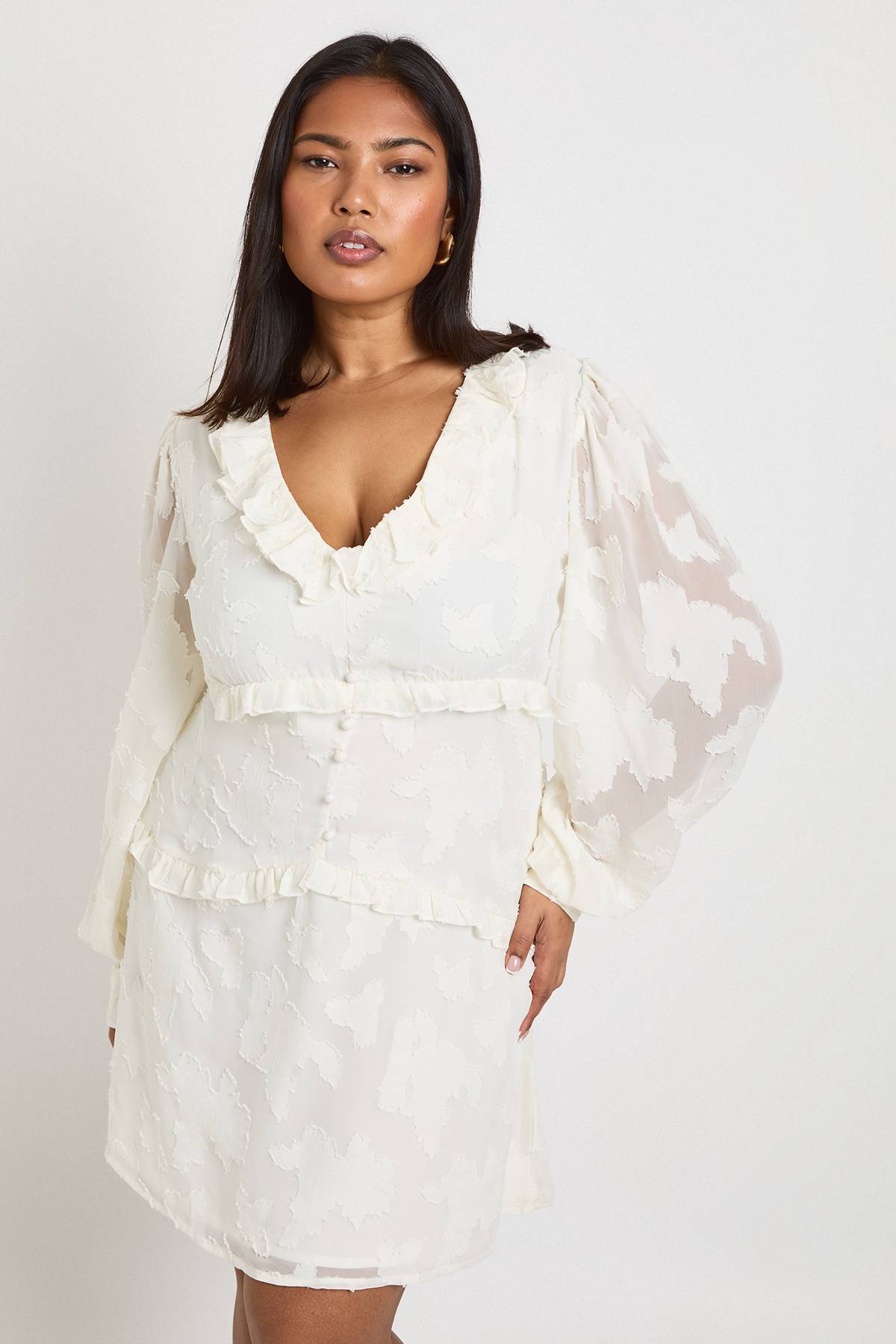 boohoo Robe Smockée À Volants En Mousseline Dévorée Grande Taille