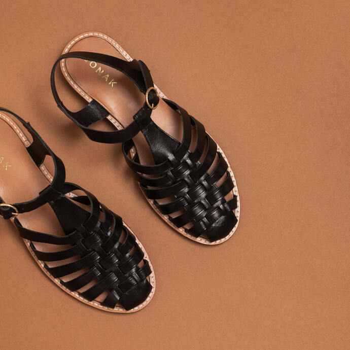 Sandales à brides ajourées et bouts fermés  en cuir noir