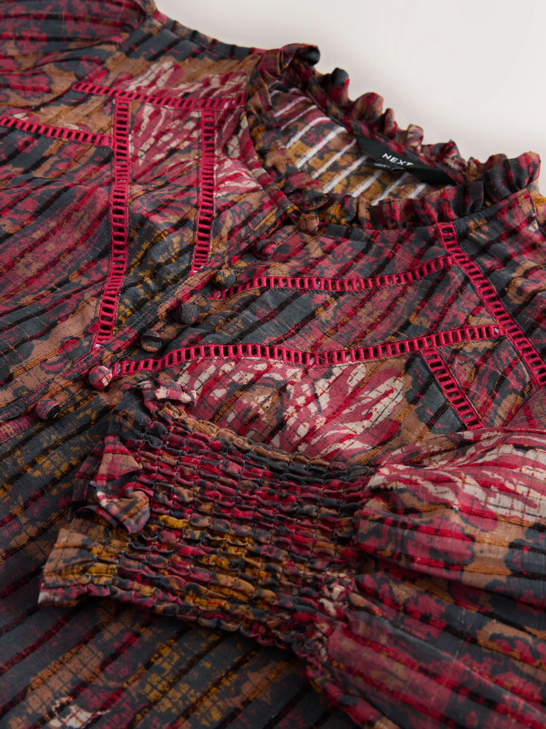 Rode abstracte bloemenprint - Chenille blouse met ladderinzet en lange mouwen
