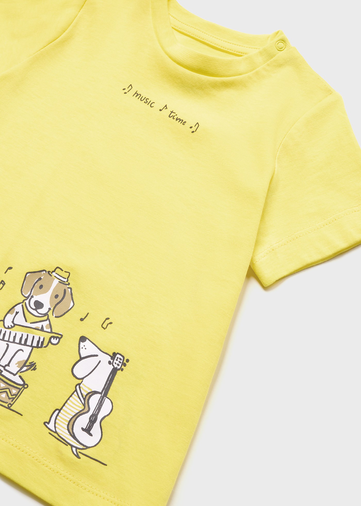 Camiseta de manga curta estampada para bebê, feita de algodão sustentável.