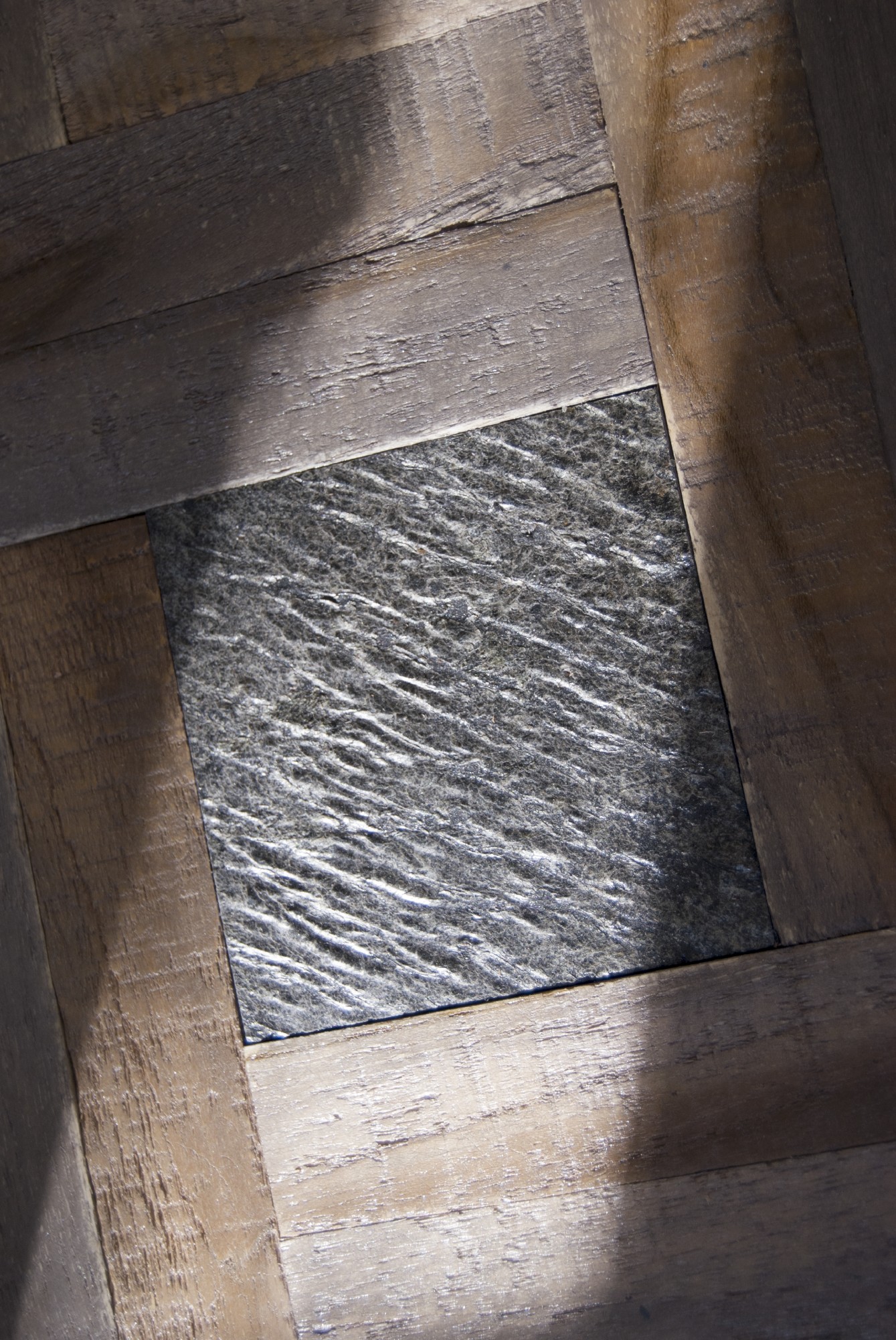 2er-Set Tisch 'Castone', aus recyceltem Teak, Naturstein und Eisen von fischer's lagerhaus