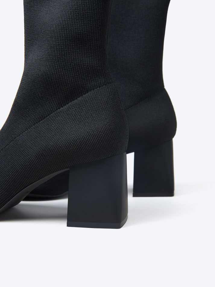 Botas de cano curto com salto meia - Pretas