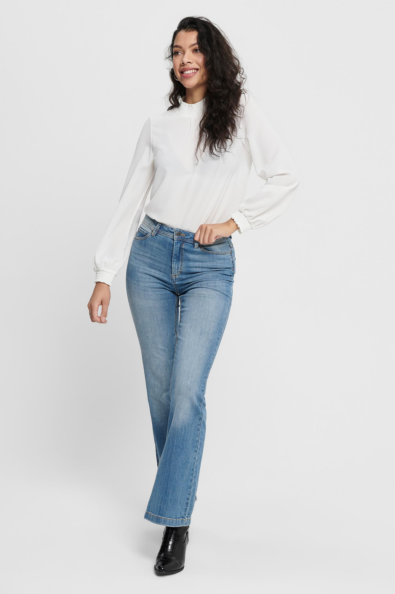 calças jeans de cintura alta e boca de sino