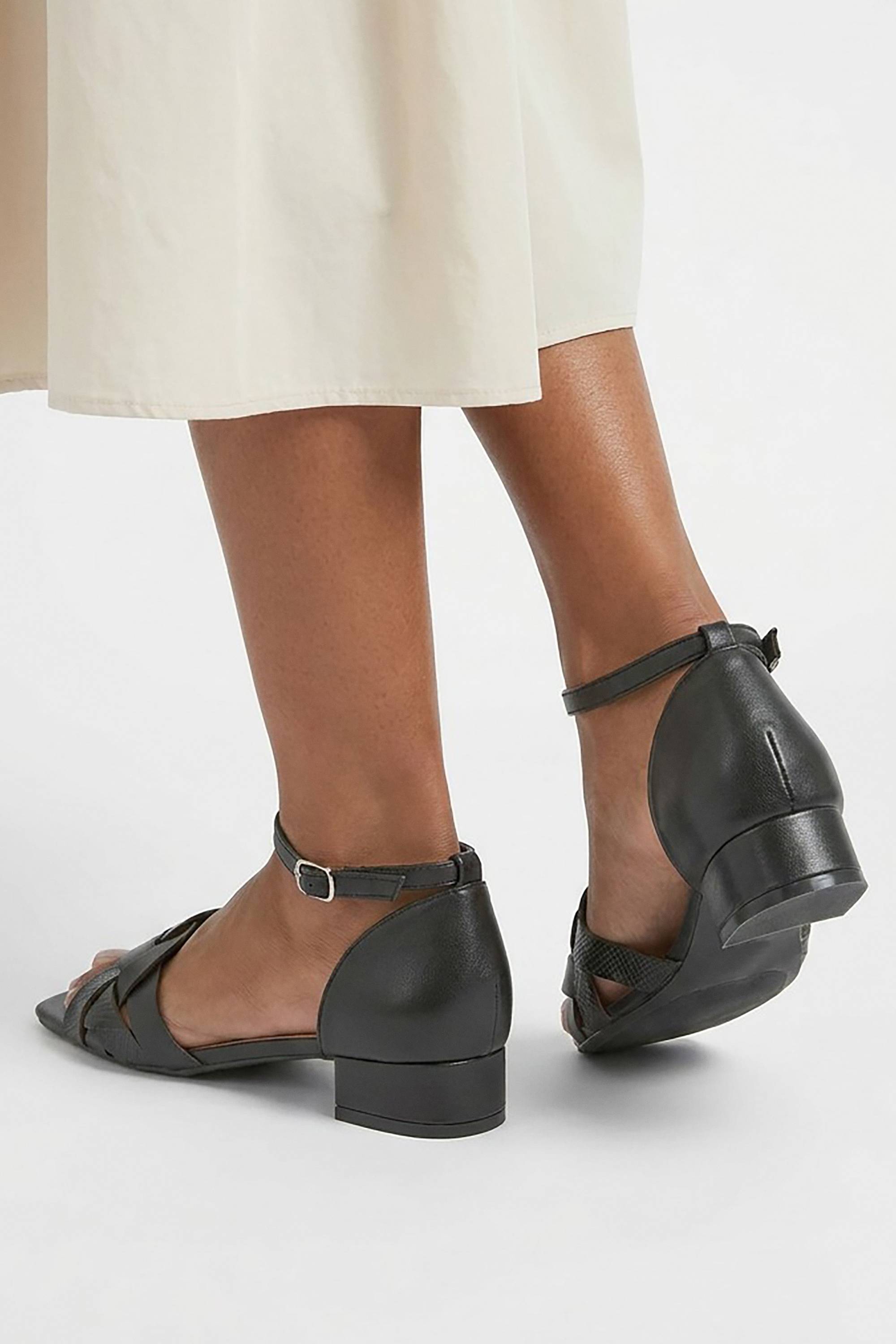 Wallis Sandales à Talon Bloc Bas Sonia Coupe Large en synthétiquecuir Tressé