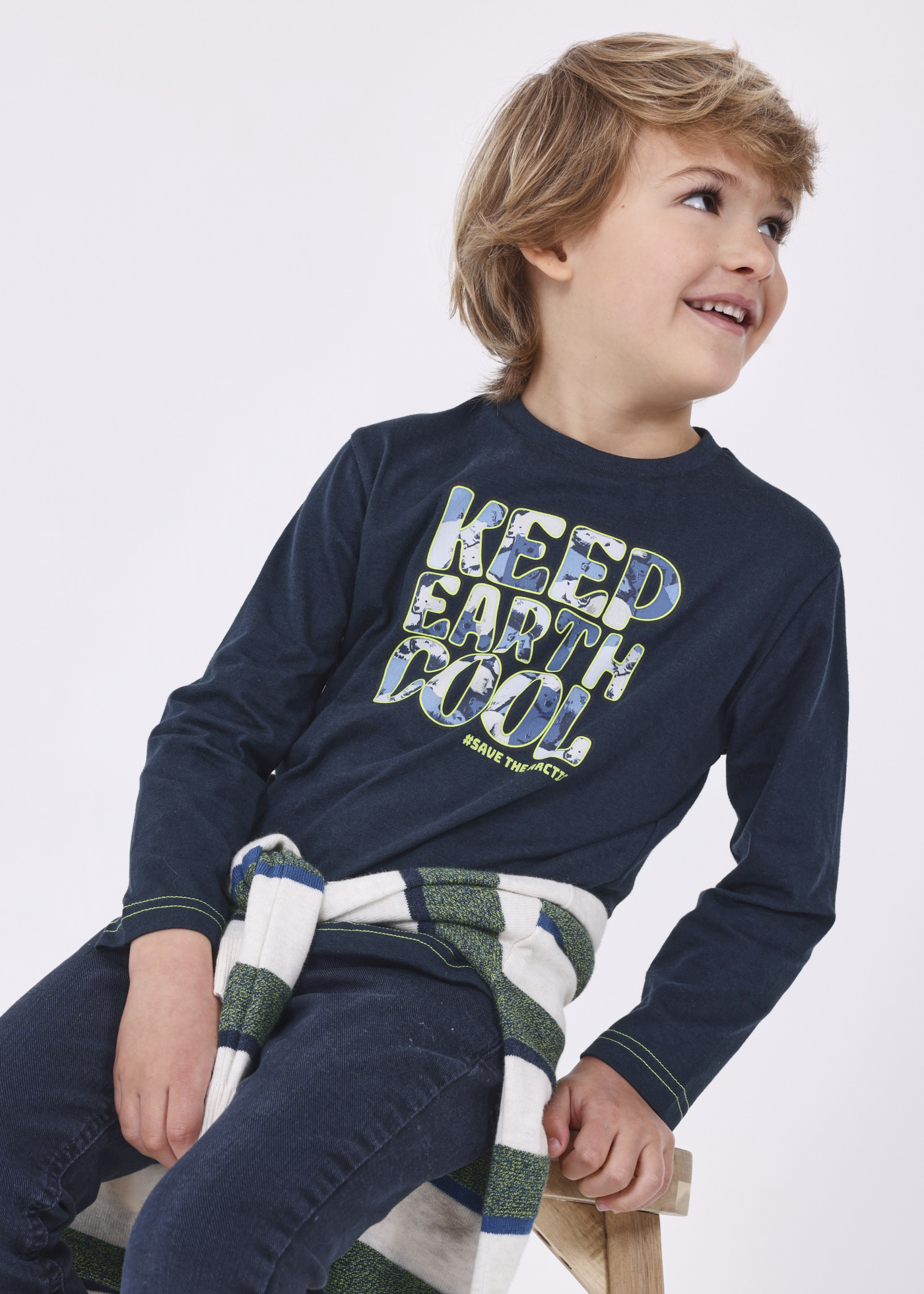 Camiseta Better Cotton com detalhes em neon para meninos