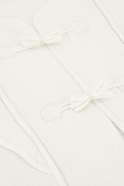 Wit gilet met strikjes en ruffles