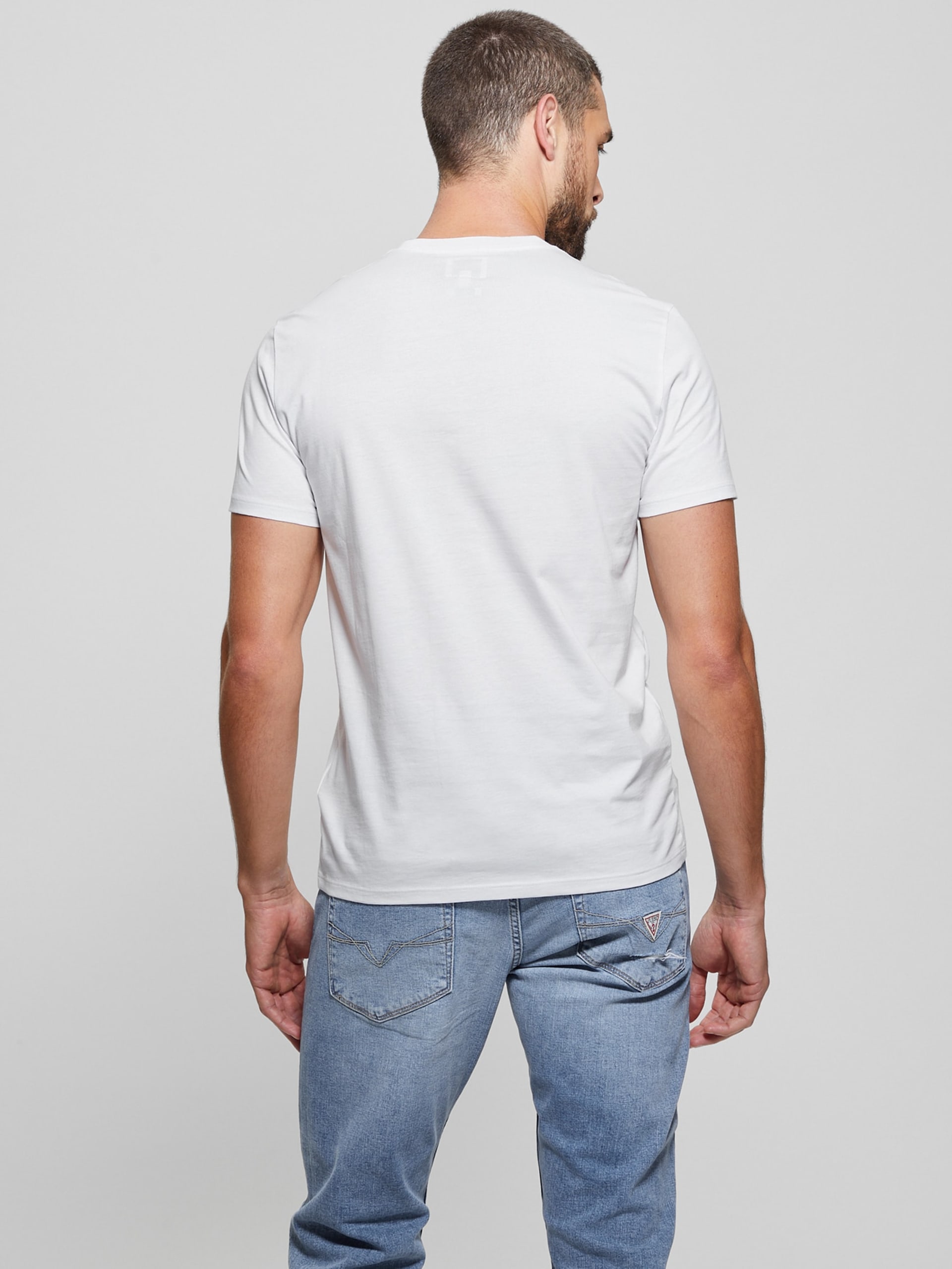 Camiseta com assinatura bordada