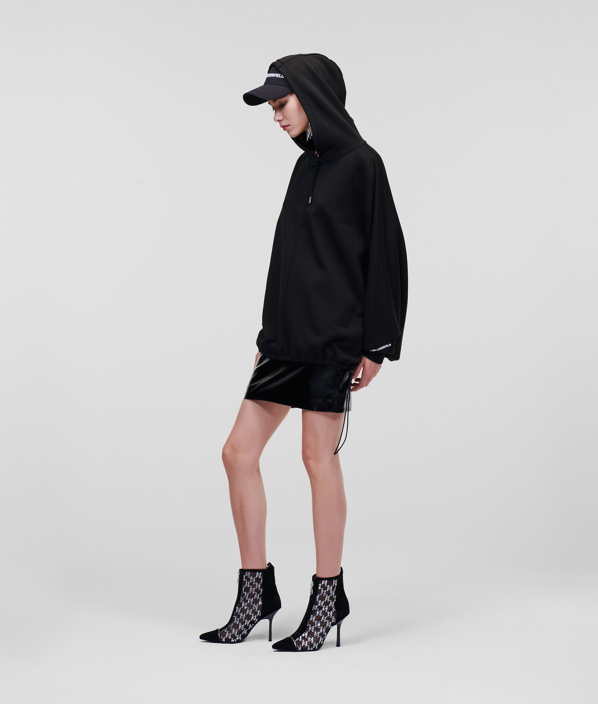 SWEAT À CAPUCHE OVERSIZE SÉLECTIONNÉ PAR HUN KIM