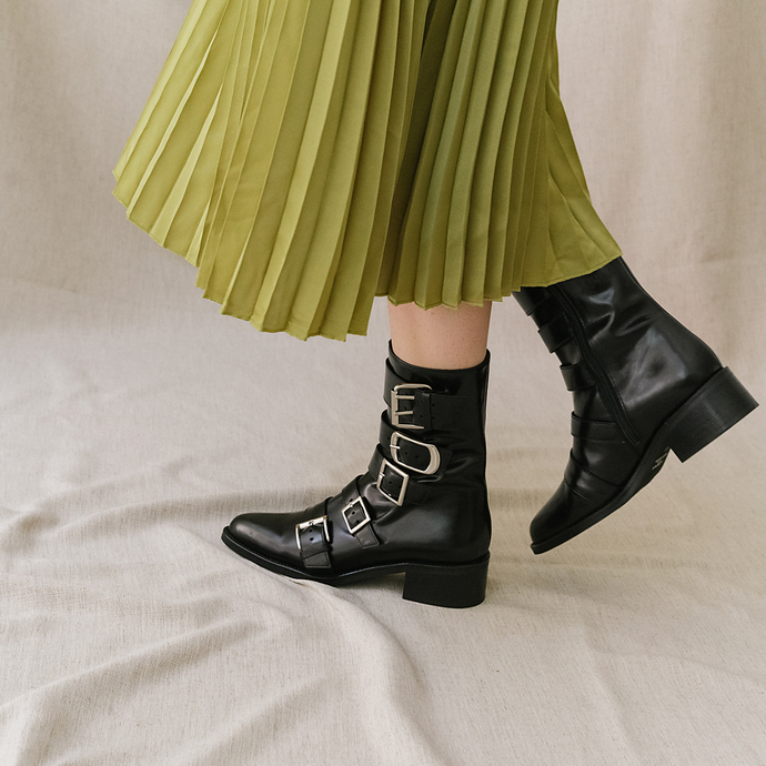 Boots à sangles et bouts pointus  en cuir noir