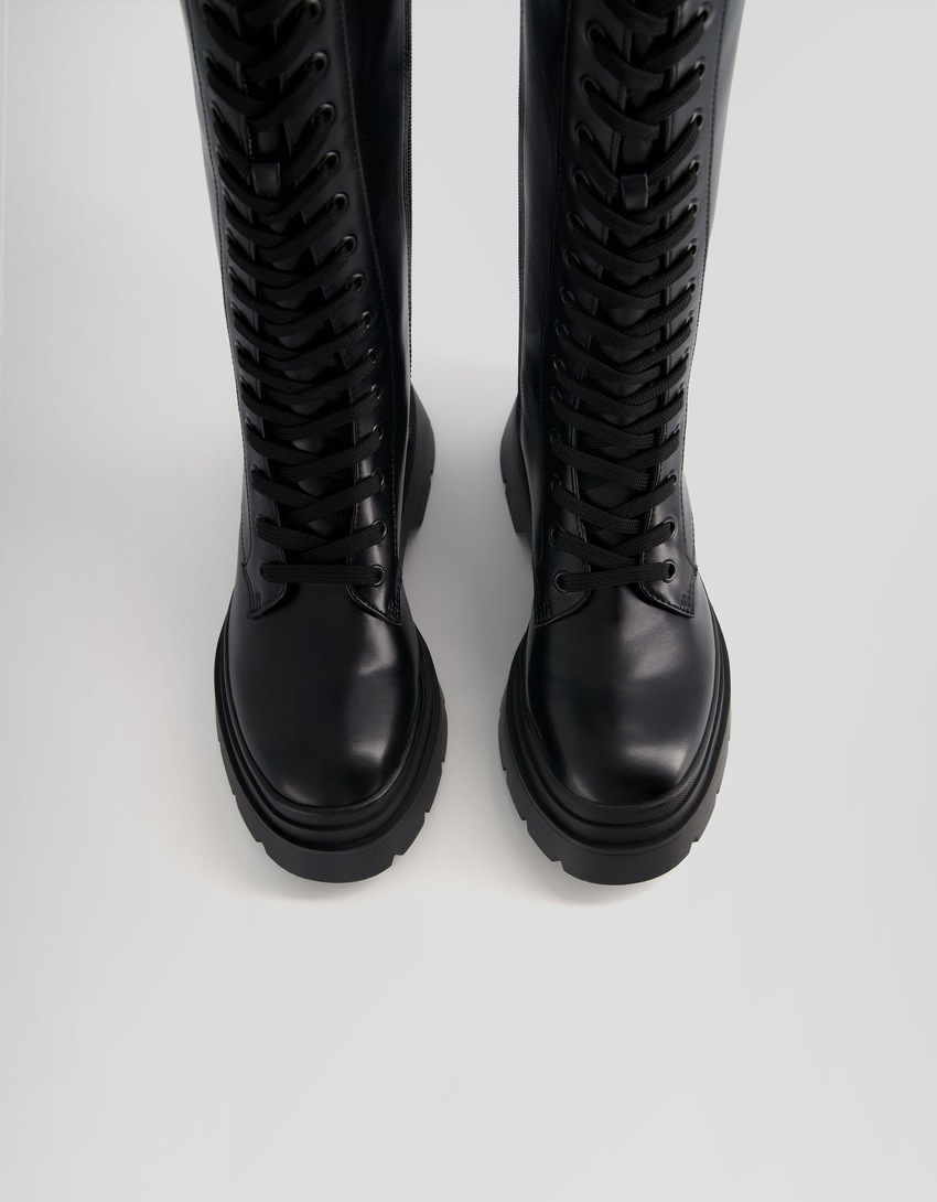 Botas planas com cadarço e zíper