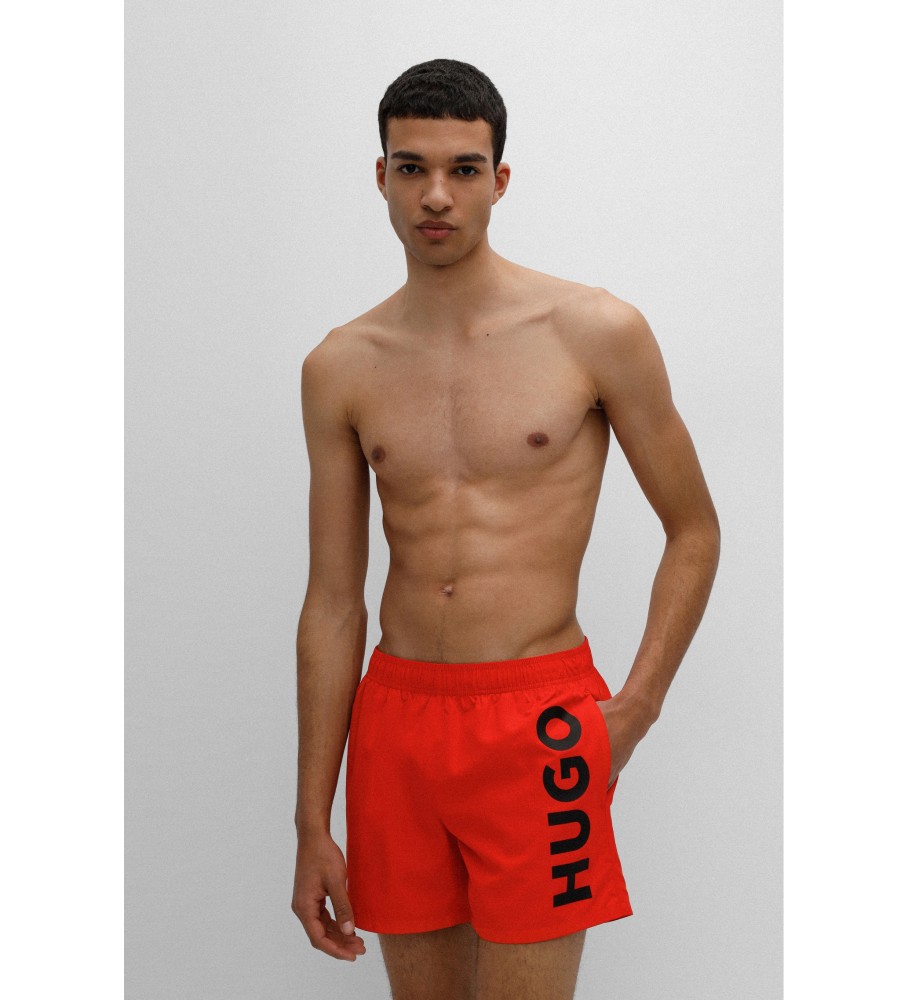 Logotipo da HUGO Swimsuit em vermelho contrastante