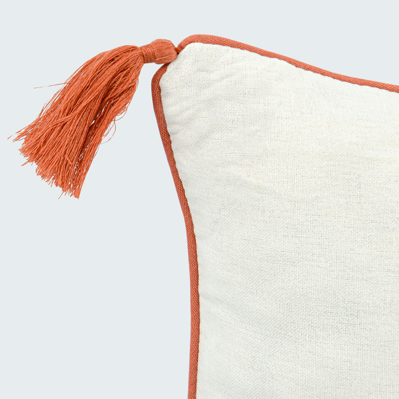 Coussin 'Elvira' fleuri à pompons terracotta