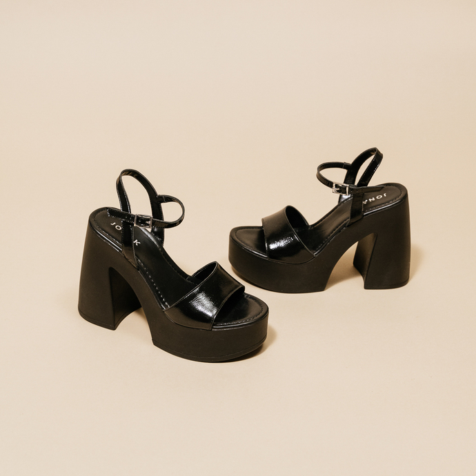 Sandales à plateformes et bouts ouverts  en vernis plissé noir
